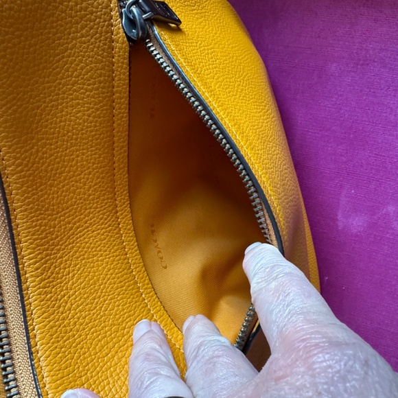 Coach chaise crossbody in yellow pollen - Picture 10 of 10